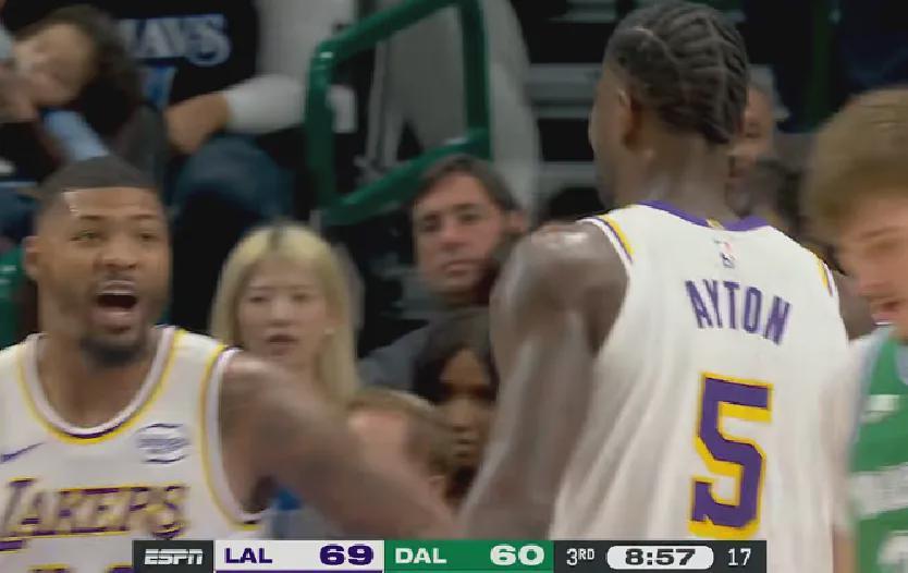 开云APP-绝了!湖人狂撩库明加!3换1交易方案曝光