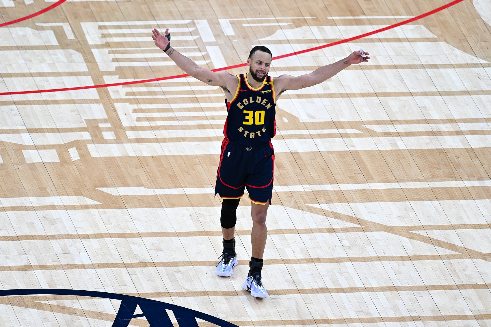 库里生涯投过110个节末超远三分 按新算法三分命中率能提高0.4%